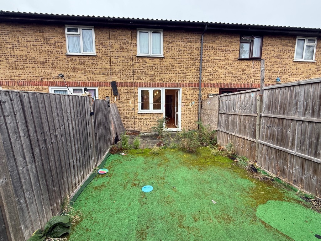 Lot: 158 - HOUSE FOR IMPROVEMENT - Rear aspect of property from garden